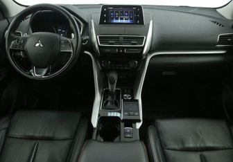 Подержанный автомобиль Mitsubishi Eclipse Cross 2018 года (12 фото)