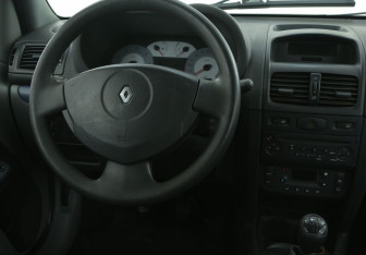 Подержанный автомобиль Renault Symbol 2006 года (14 фото)