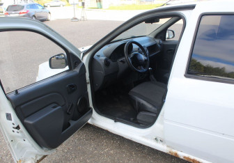 Подержанный автомобиль Renault Logan Sedan 2009 года (9 фото)