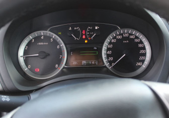 Подержанный автомобиль Nissan Tiida Hatchback 2015 года (14 фото)