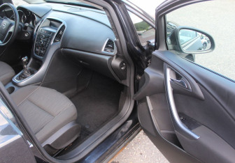 Подержанный автомобиль Opel Astra Hatchback 2012 года (9 фото)