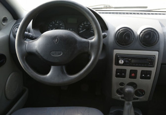 Подержанный автомобиль Renault Logan Sedan 2007 года (14 фото)