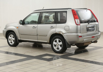 Подержанный автомобиль Nissan X-Trail 2003 года (2 фото)