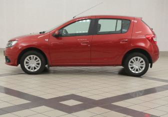 Подержанный автомобиль Renault Sandero 2015 года (7 фото)