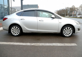 Подержанный автомобиль Opel Astra Sedan 2013 года (7 фото)