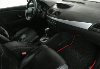Подержанный автомобиль Renault Fluence 2012 года (9 фото)