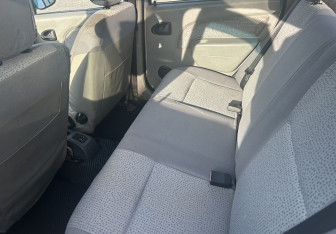 Подержанный автомобиль Renault Logan Sedan 2006 года (12 фото)