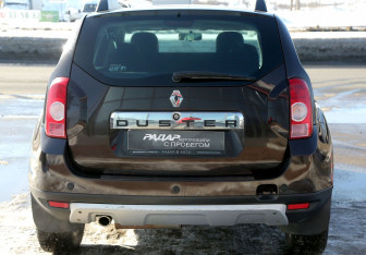 Подержанный автомобиль Renault Duster 2015 года (5 фото)