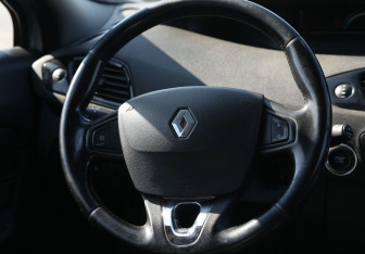 Подержанный автомобиль Renault Scenic 2015 года (16 фото)