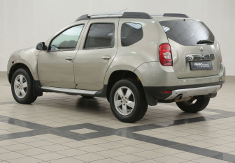 Подержанный автомобиль Renault Duster 2015 года (2 фото)