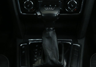 Подержанный автомобиль Skoda Superb Liftback 2011 года (15 фото)