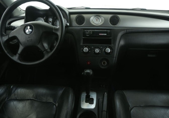Подержанный автомобиль Mitsubishi Outlander 2006 года (12 фото)