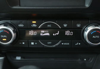 Подержанный автомобиль Mazda Axela Hatchback 2014 года (17 фото)