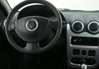 Подержанный автомобиль Renault Sandero 2011 года (14 фото)