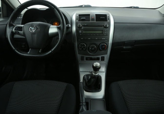 Подержанный автомобиль Toyota Corolla Sedan 2012 года (12 фото)