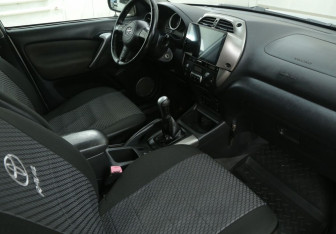 Подержанный автомобиль Toyota RAV4 2004 года (9 фото)