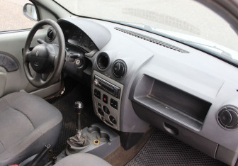 Подержанный автомобиль Renault Logan Sedan 2005 года (10 фото)