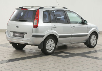 Подержанный автомобиль Ford Fusion 2008 года (4 фото)