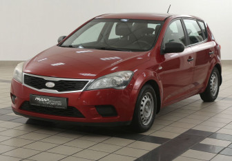 Подержанный автомобиль Kia Ceed Hatchback 2010 года (8 фото)