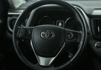 Подержанный автомобиль Toyota RAV4 2017 года (15 фото)