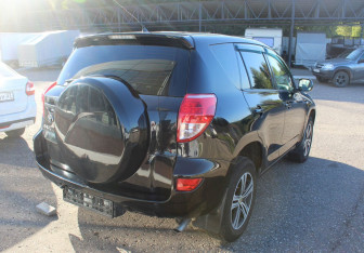 Подержанный автомобиль Toyota RAV4 2007 года (6 фото)