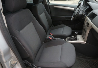 Подержанный автомобиль Opel Astra Hatchback 2007 года (10 фото)