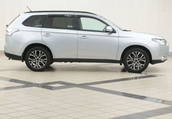 Подержанный автомобиль Mitsubishi Outlander 2012 года (5 фото)
