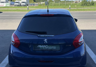 Подержанный автомобиль Peugeot 208 2013 года (5 фото)
