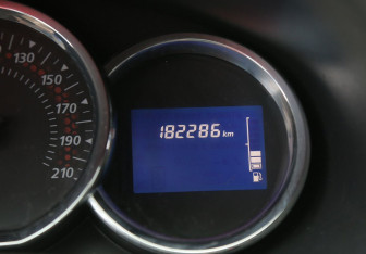 Подержанный автомобиль Renault Sandero 2017 года (18 фото)