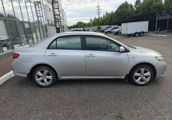 Подержанный автомобиль Toyota Corolla Sedan 2006 года (8 фото)