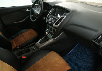Подержанный автомобиль Ford Focus Hatchback 2012 года (9 фото)