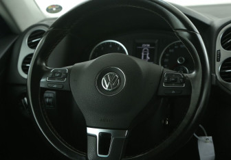 Подержанный автомобиль Volkswagen Tiguan 2015 года (16 фото)