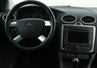 Подержанный автомобиль Ford Focus Wagon 2006 года (14 фото)