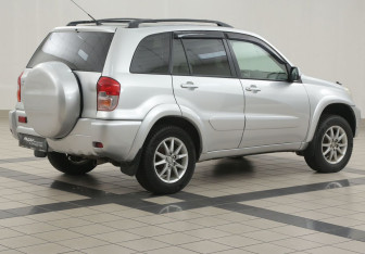 Подержанный автомобиль Toyota RAV4 2004 года (4 фото)