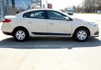 Подержанный автомобиль Renault Fluence 2013 года (7 фото)