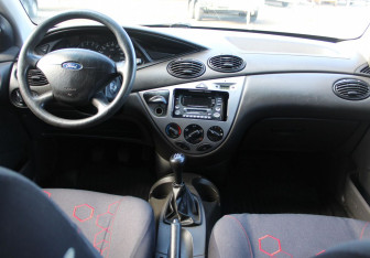 Подержанный автомобиль Ford Focus Hatchback 2004 года (13 фото)