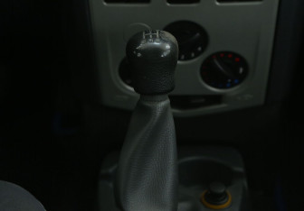 Подержанный автомобиль Renault Logan Sedan 2006 года (15 фото)