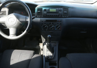 Подержанный автомобиль Toyota Corolla Sedan 2004 года (12 фото)