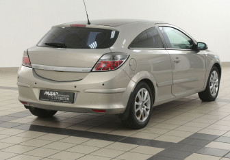 Подержанный автомобиль Opel Astra Hatchback 2010 года (4 фото)