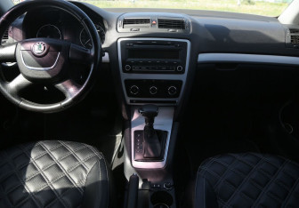 Подержанный автомобиль Skoda Octavia Liftback 2011 года (12 фото)
