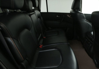 Подержанный автомобиль Nissan Patrol 2011 года (11 фото)