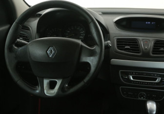 Подержанный автомобиль Renault Fluence 2012 года (13 фото)