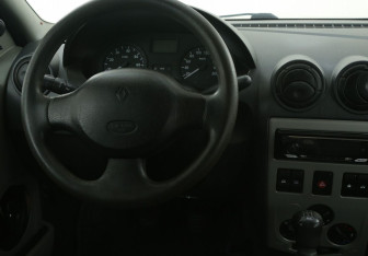 Подержанный автомобиль Renault Logan Sedan 2006 года (14 фото)