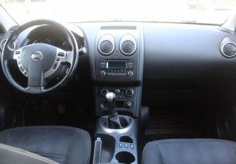 Подержанный автомобиль Nissan Qashqai 2012 года (13 фото)
