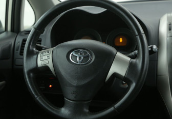 Подержанный автомобиль Toyota Auris Hatchback 2008 года (16 фото)