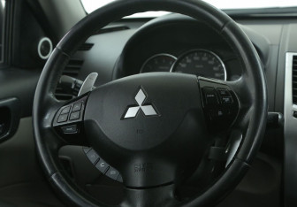 Подержанный автомобиль Mitsubishi Pajero Sport 2014 года (16 фото)