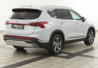 Подержанный автомобиль Hyundai Santa Fe 2022 года (4 фото)