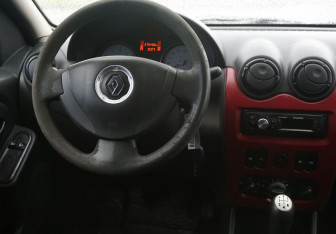 Подержанный автомобиль Renault Logan Sedan 2010 года (14 фото)