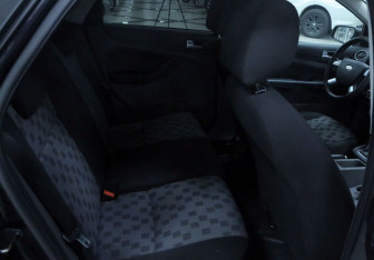 Подержанный автомобиль Ford Focus Hatchback 2007 года (7 фото)