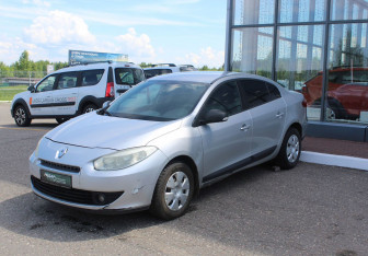 Подержанный автомобиль Renault Fluence 2011 года (3 фото)